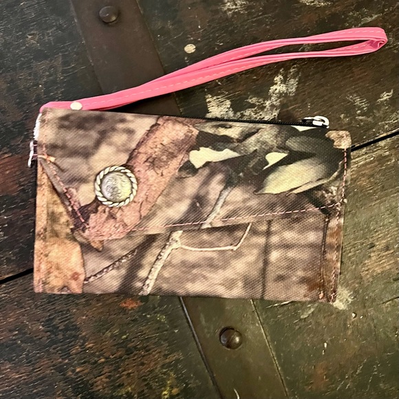 NWOT Webers Camoleather Mossy Oak/pink womens wallet. - Picture 1 of 9
